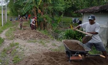 Bersama Warga, Anggota Satgas TMMD 110 Bojonegoro Kerja Bakti Perbaiki Jalan Menuju Makam